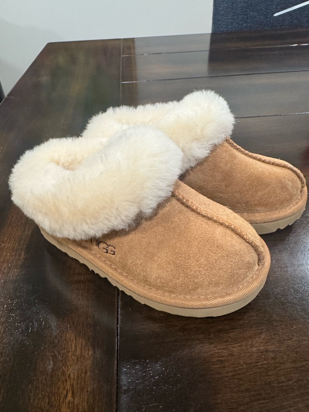 NWOT UGG Kids Chestnut Suede Shearling Clog Slippers with Cream Fur